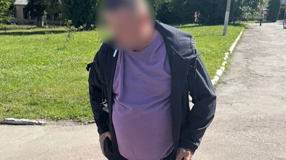 У підозрюваного вилучили предмет, схожий на стартовий пістолет, наголосила поліція