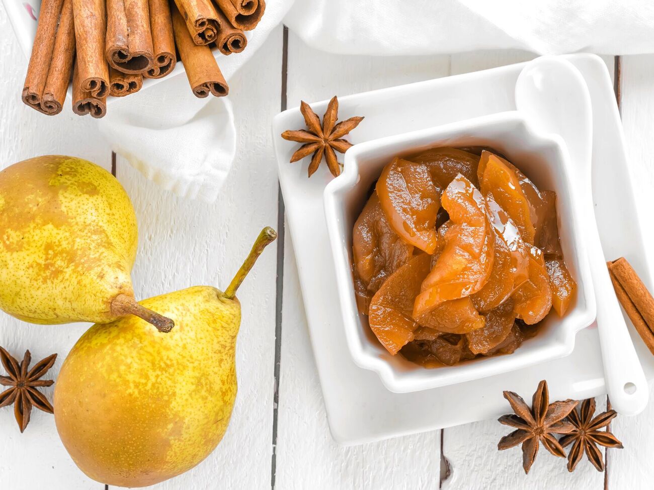 Целая груша превращается в цукат в густом сиропе