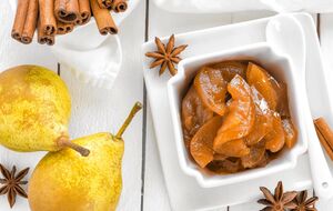 Целая груша превращается в цукат в густом сиропе