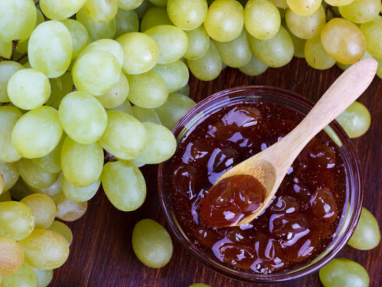 На кожну банку винограду в сиропі треба додати склянку цукру