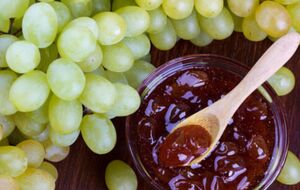 На кожну банку винограду в сиропі треба додати склянку цукру