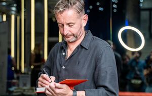 Часы, которые носит Жадан, были созданы по мотивам морских хронометров