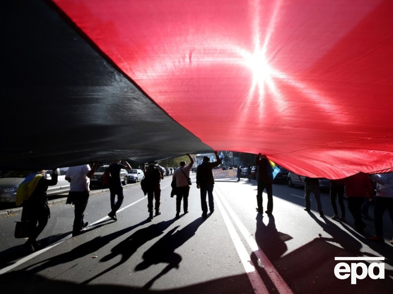 У Польщі хочуть прирівняти червоно-чорну символіку до нацистської