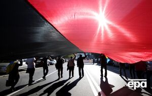 У Польщі хочуть прирівняти червоно-чорну символіку до нацистської