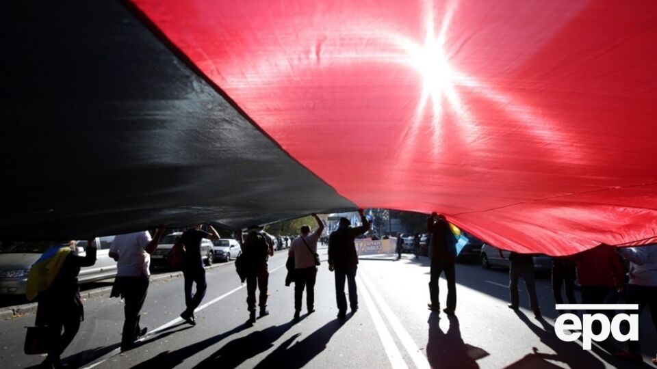 В Польше хотят приравнять красно-черную символику к нацистской