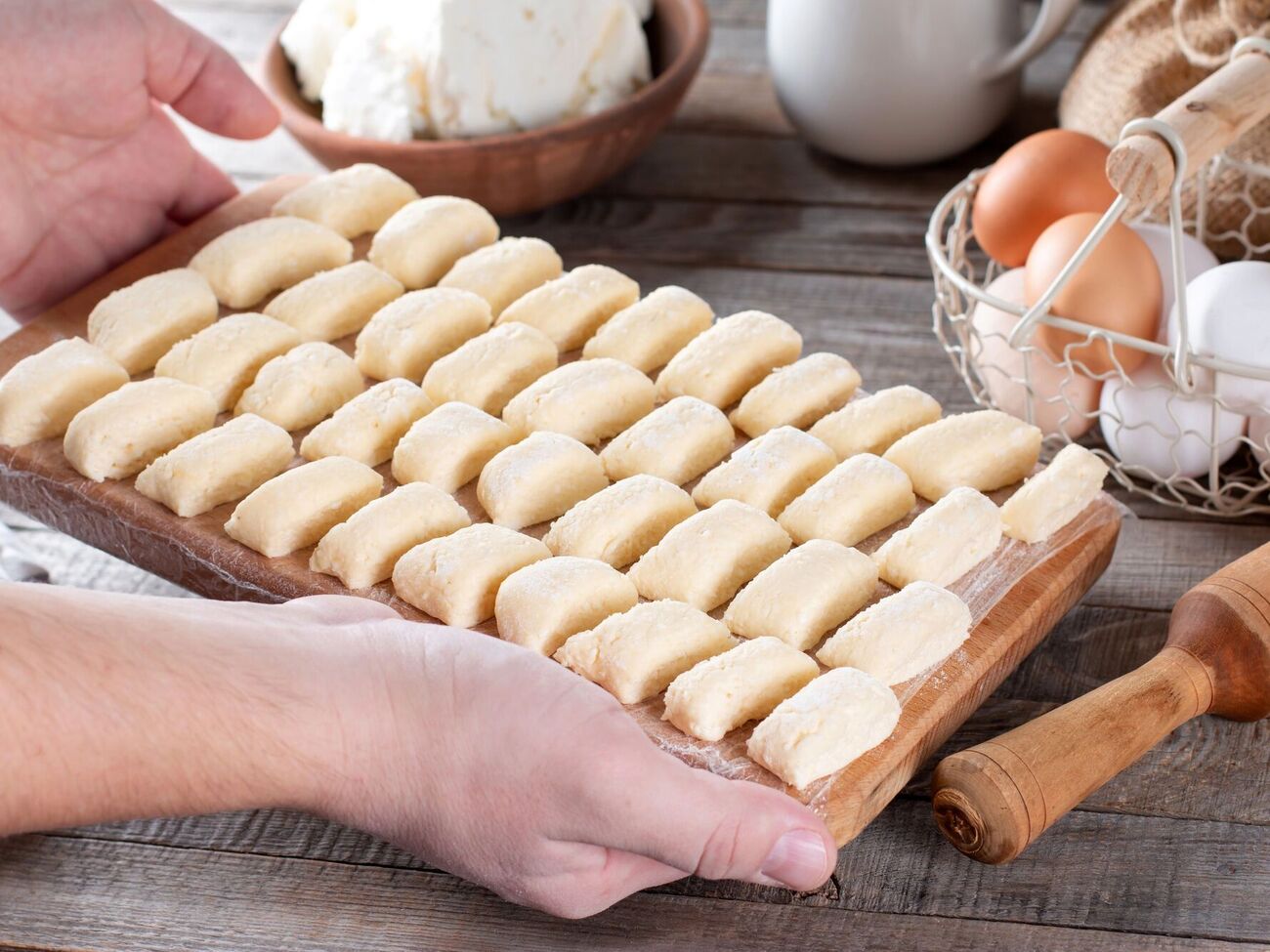 Ленивые вареники необходимо варить в большом количестве воды, потому что они любят пространство