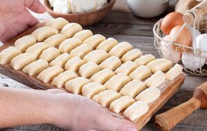 Ленивые вареники необходимо варить в большом количестве воды, потому что они любят пространство