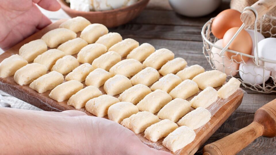 Ленивые вареники необходимо варить в большом количестве воды, потому что они любят пространство