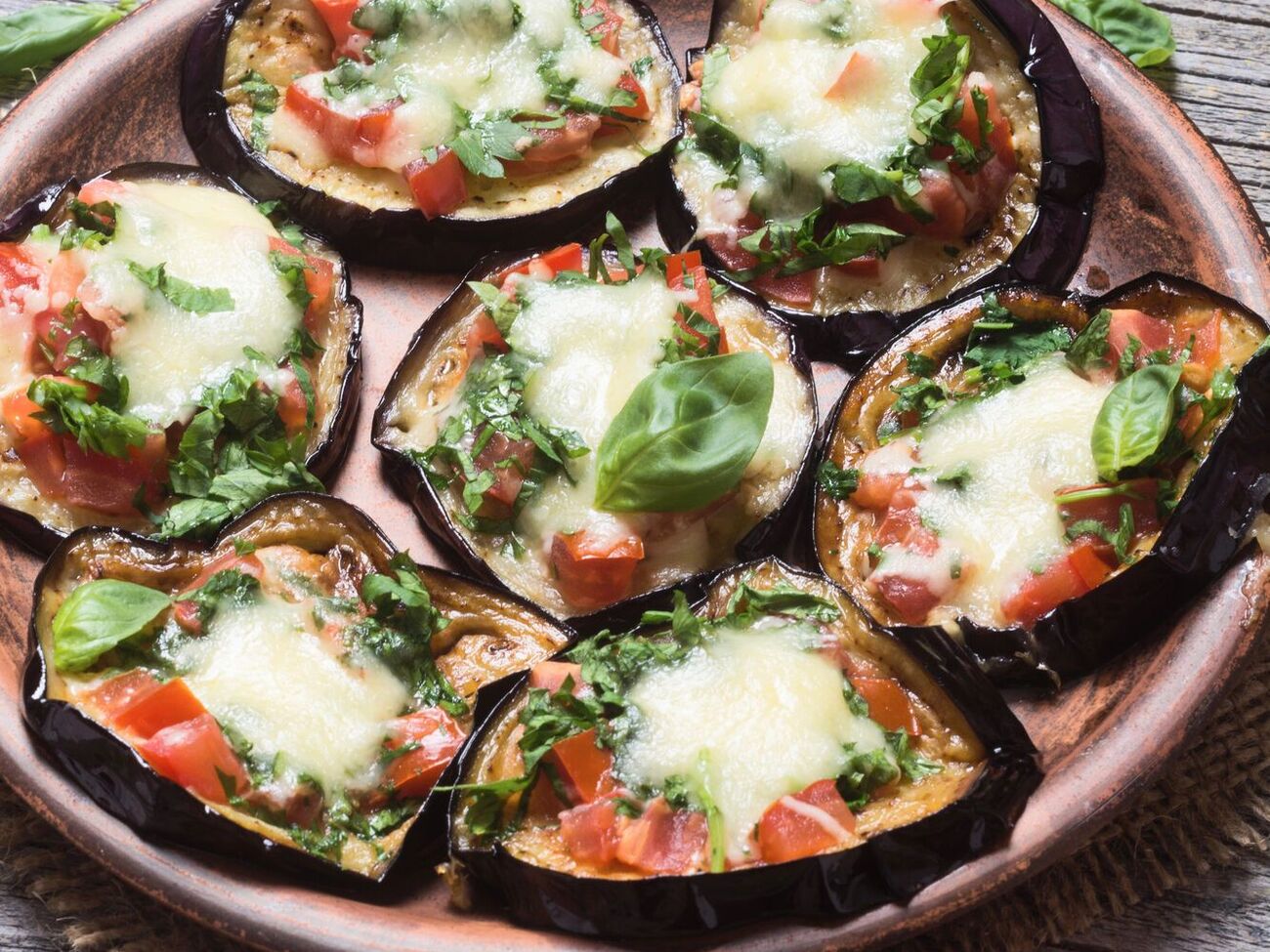 Баклажаны нужно посыпать моцареллой