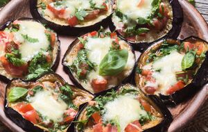 Баклажаны нужно посыпать моцареллой