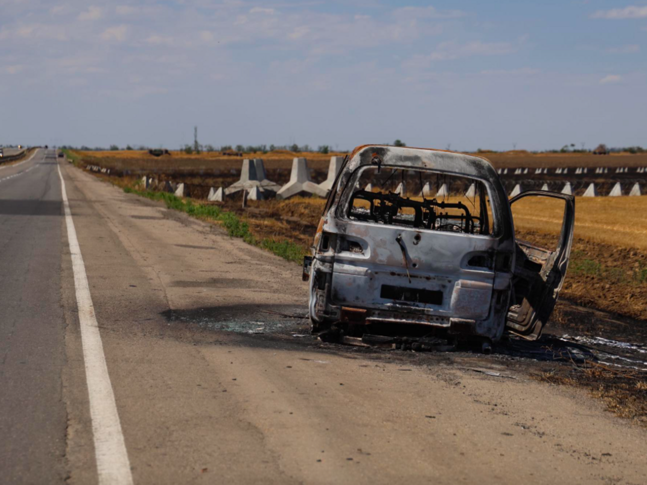Окупанти посилили обстріли машин на дорозі