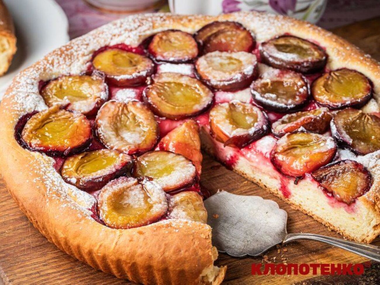 Выпекайте пирог со сливами в течение 40 минут при 180 °С