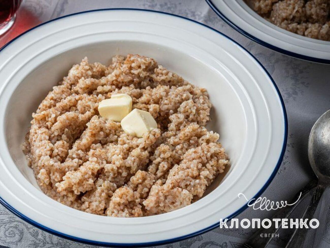 Перед подачей добавьте сливочное масло, перемешайте и подавайте кашу теплой