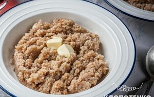 Перед подачей добавьте сливочное масло, перемешайте и подавайте кашу теплой