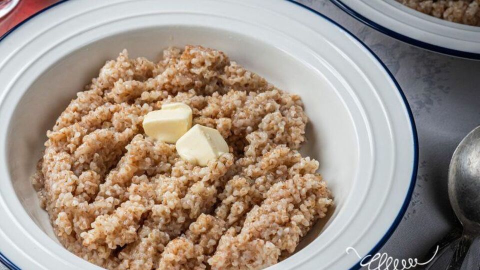 Перед подачей добавьте сливочное масло, перемешайте и подавайте кашу теплой