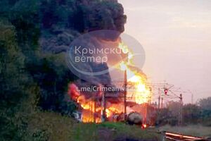 По информации очевидцев, вероятным объектом поражения в Джанкое стала нефтебаза