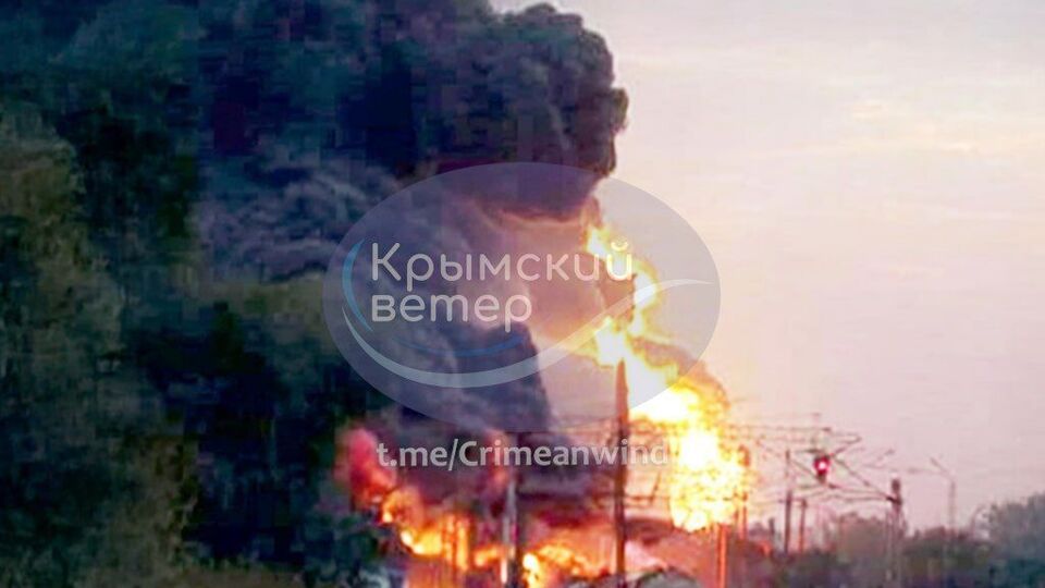 По информации очевидцев, вероятным объектом поражения в Джанкое стала нефтебаза