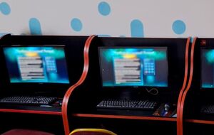 Полиция провела более 70 обысков, изъяв игровую технику