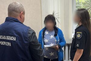 Расследование начали после обращения жены погибшего защитника, которая, получив тело мужа из морга, заметила исчезновение его кольца, подчеркнула прокуратура