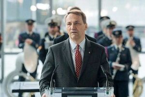 Сикорский: Помогая Украине, мы держим армию Путина подальше