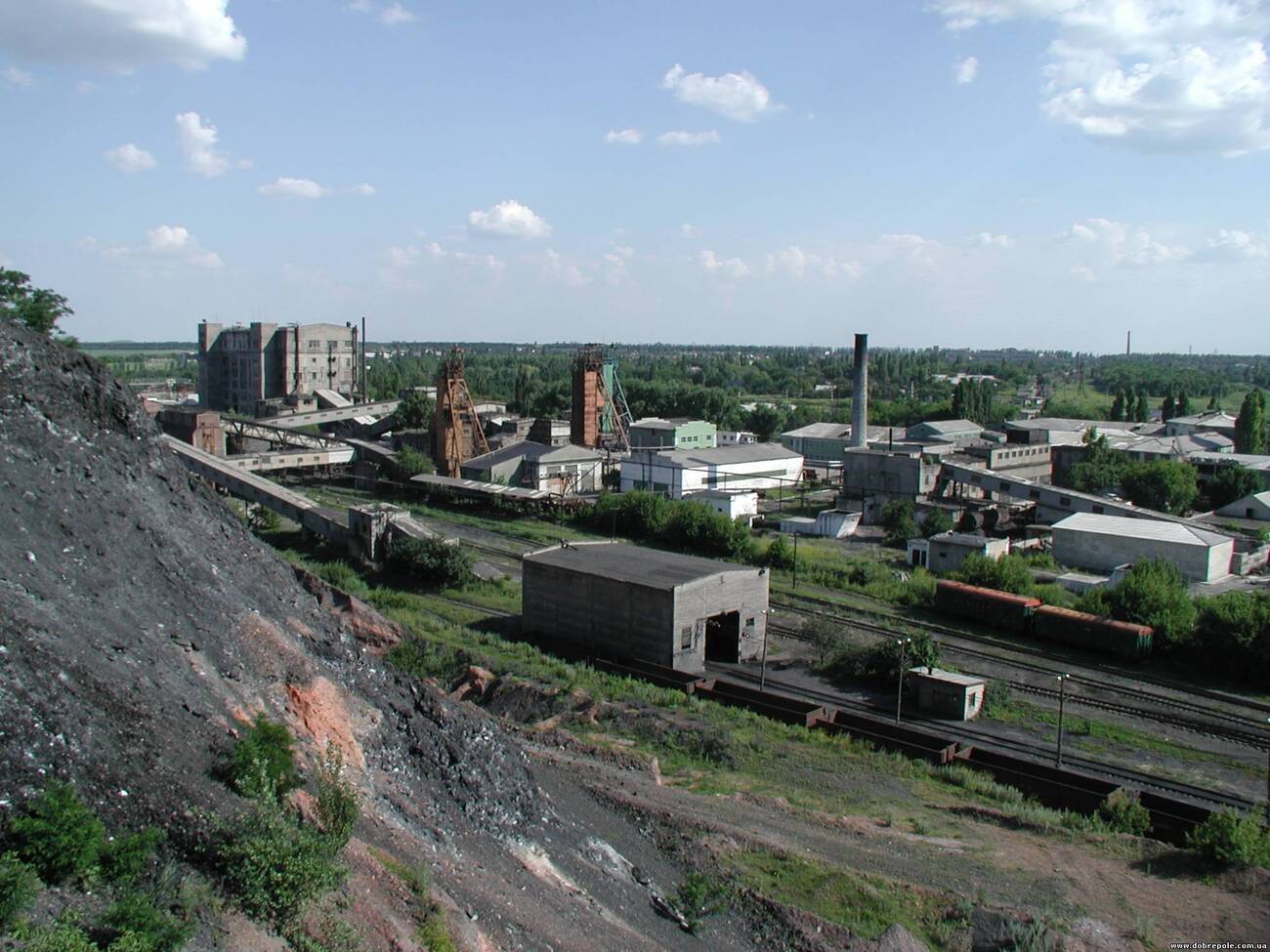 Трое поднятых из шахты людей ранены