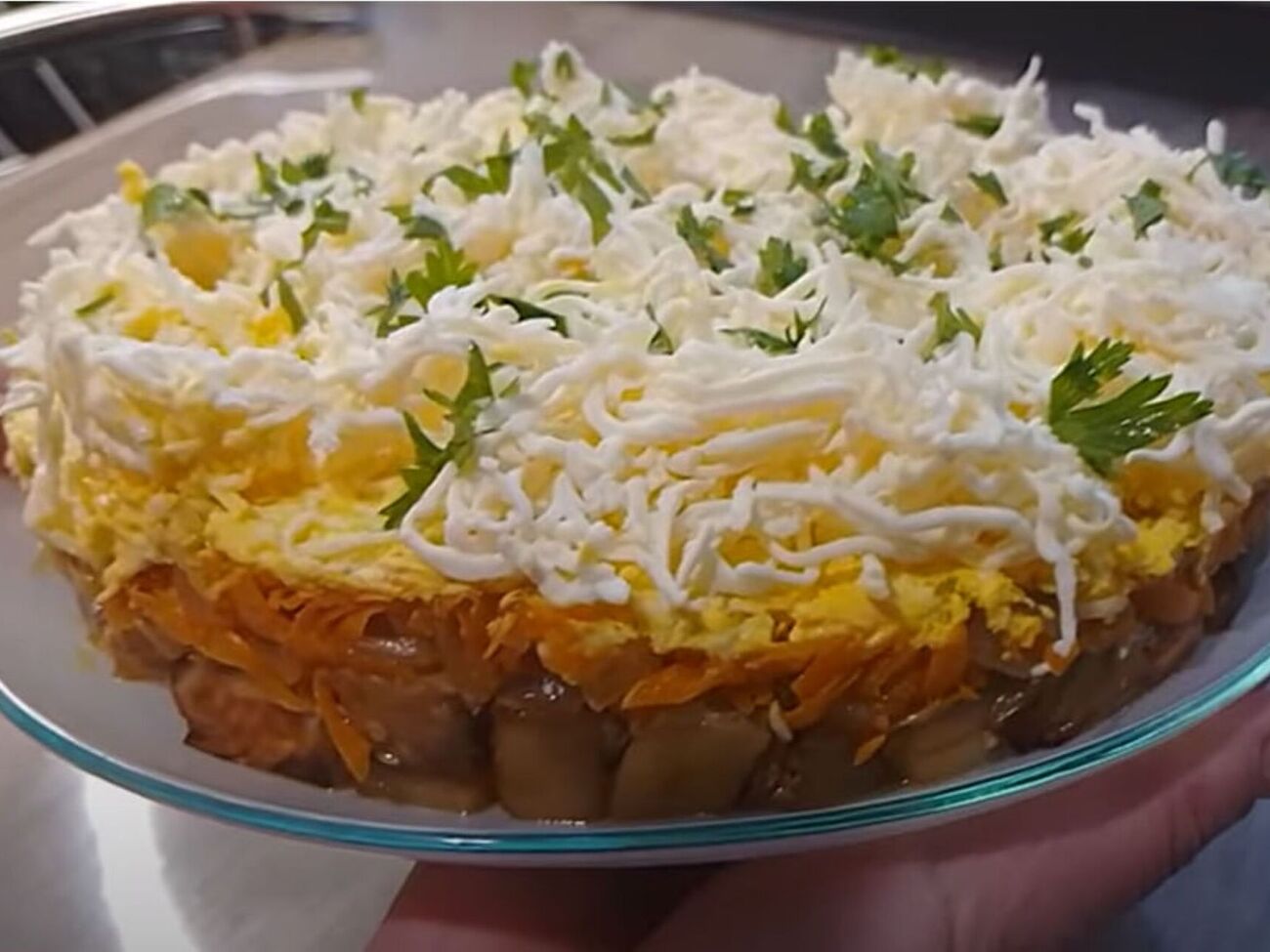 Салат должен настояться в холодильнике один час