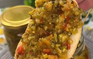 Огуречную икру лучше готовить в сезон дешевых огурцов