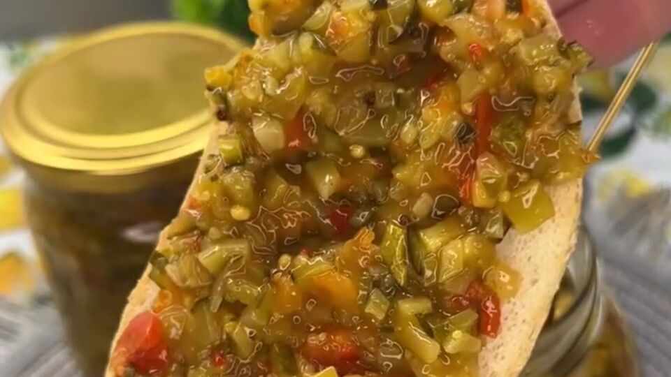 Огуречную икру лучше готовить в сезон дешевых огурцов