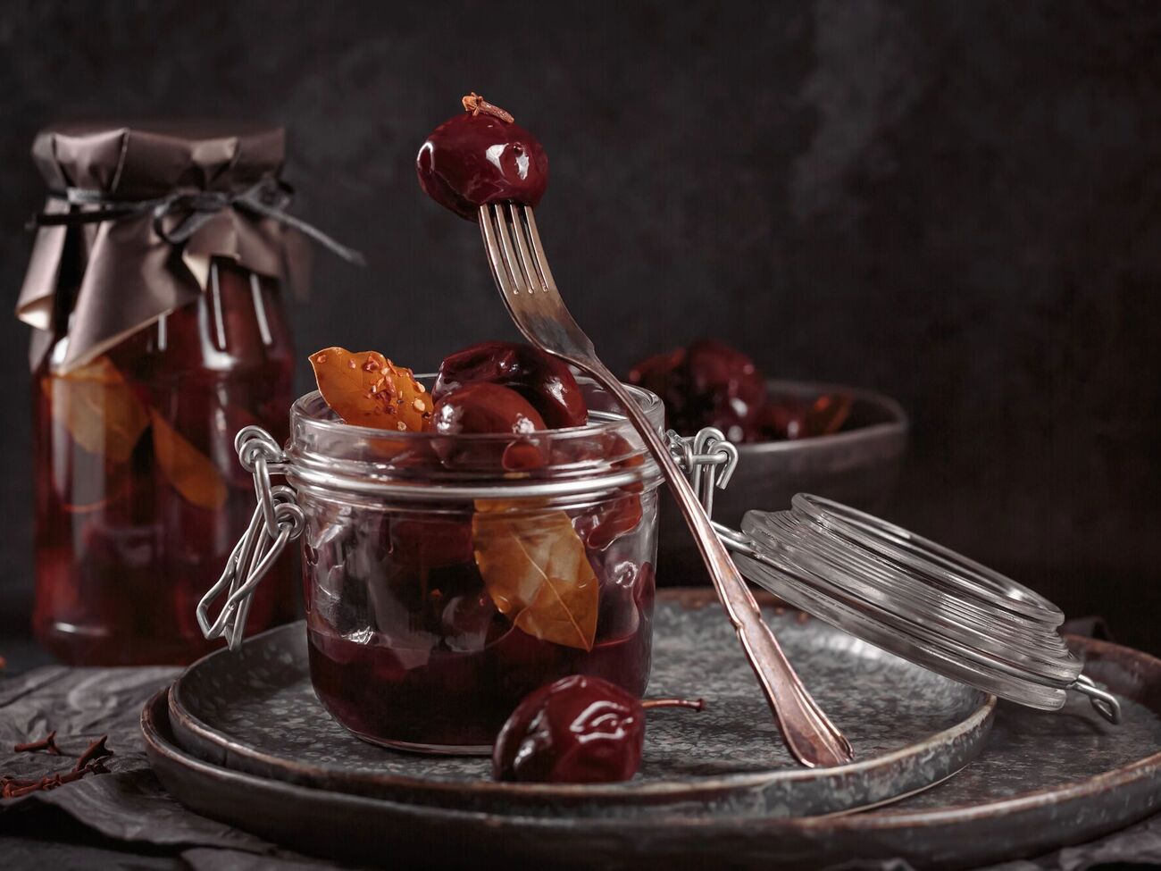 Маринованные сливы в этом рецепте остаются тугими