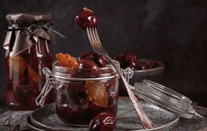 Маринованные сливы в этом рецепте остаются тугими