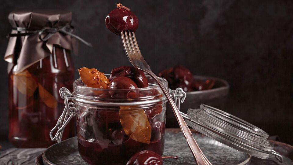 Маринованные сливы в этом рецепте остаются тугими