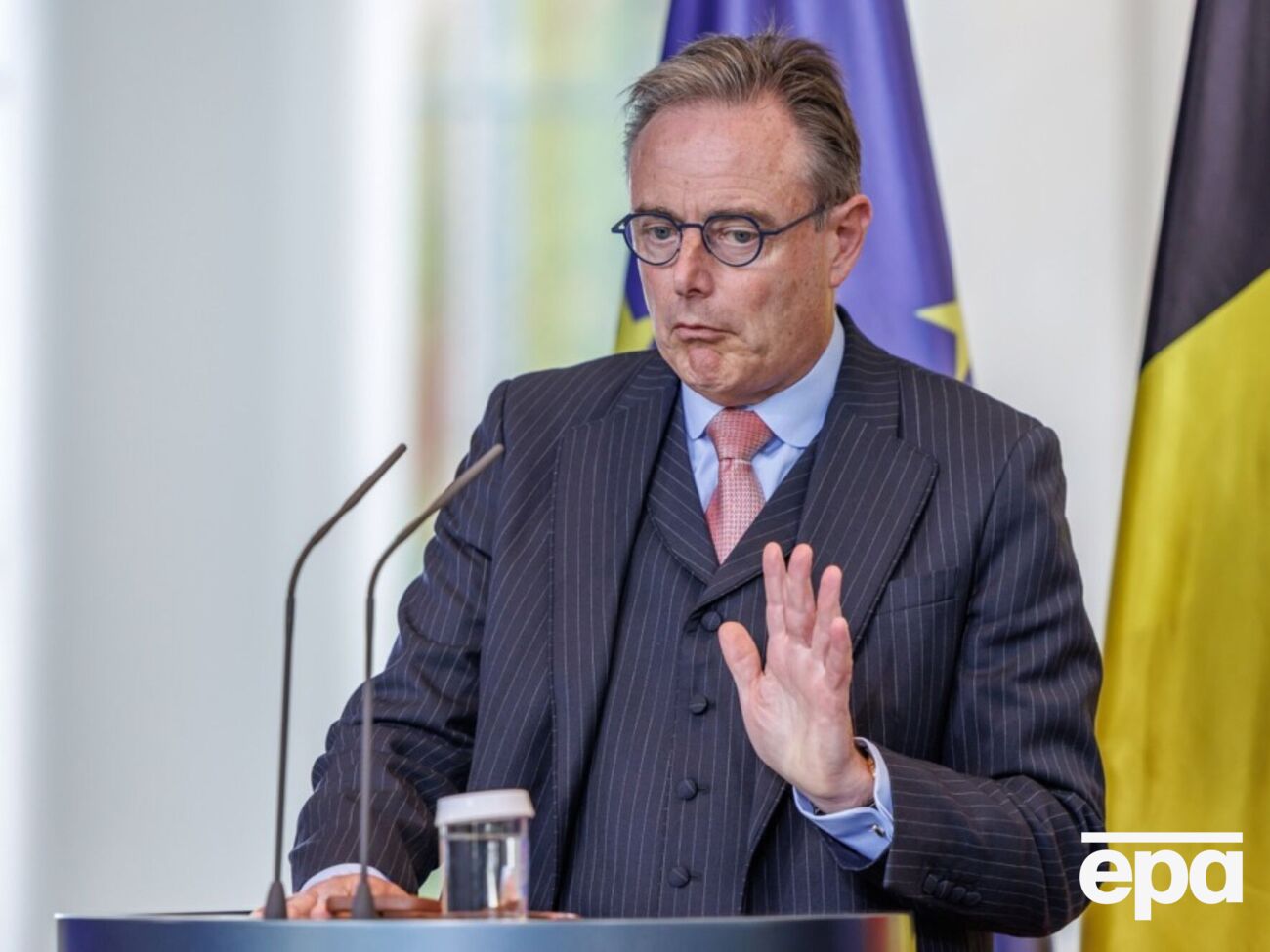 По мнению премьера, замороженные российские средства следует оставить в бельгийском банке Euroclear до начала мирных переговоров