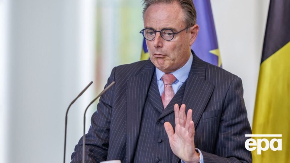 По мнению премьера, замороженные российские средства следует оставить в бельгийском банке Euroclear до начала мирных переговоров