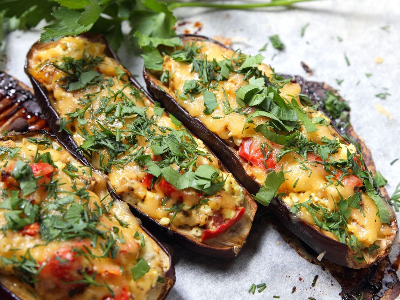 Для начинки понадобится 200 г куриного фарша