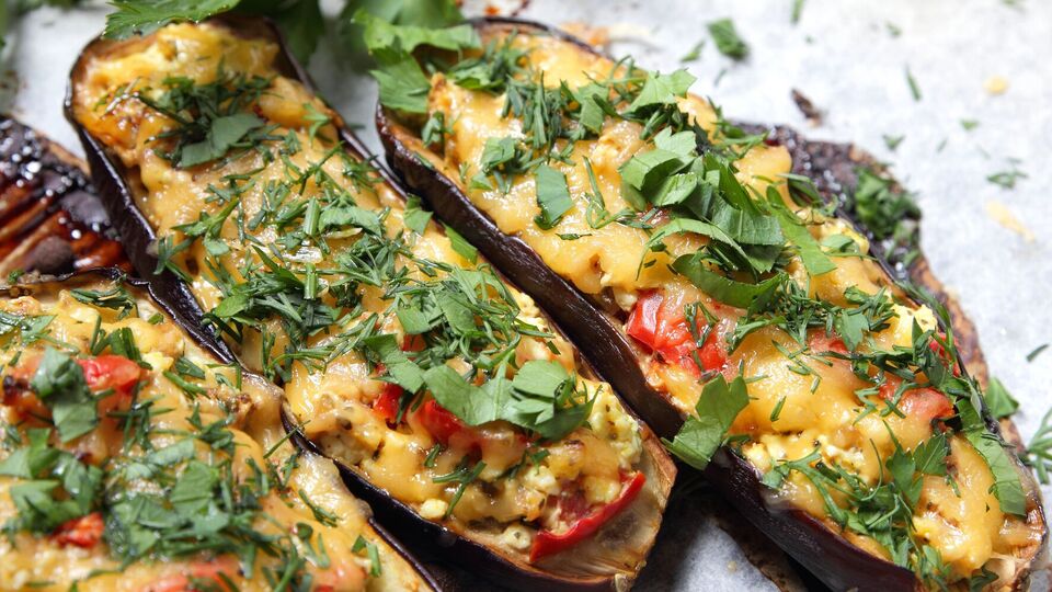 Для начинки понадобится 200 г куриного фарша