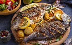 Щоб прибрати запах, рибу можна залишити на 30 хвилин у маринаді із солі й куркуми