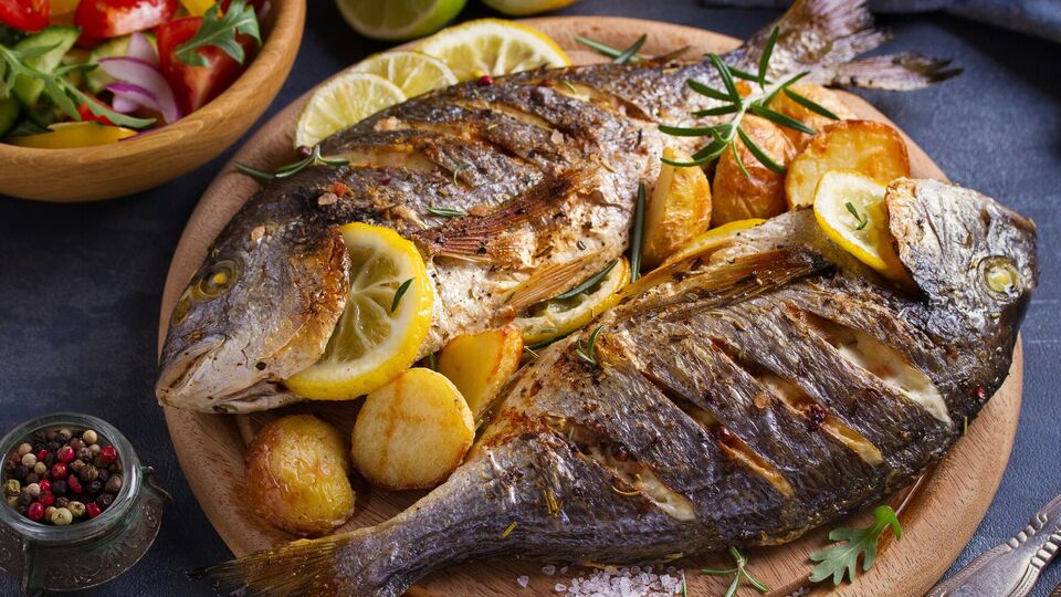 Щоб прибрати запах, рибу можна залишити на 30 хвилин у маринаді із солі й куркуми