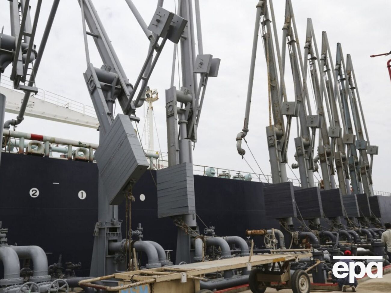 РФ начала экспортировать примерно 2 млн баррелей в сутки, рассказали источники