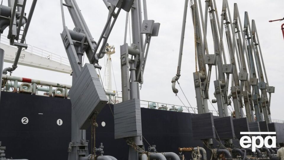 РФ начала экспортировать примерно 2 млн баррелей в сутки, рассказали источники