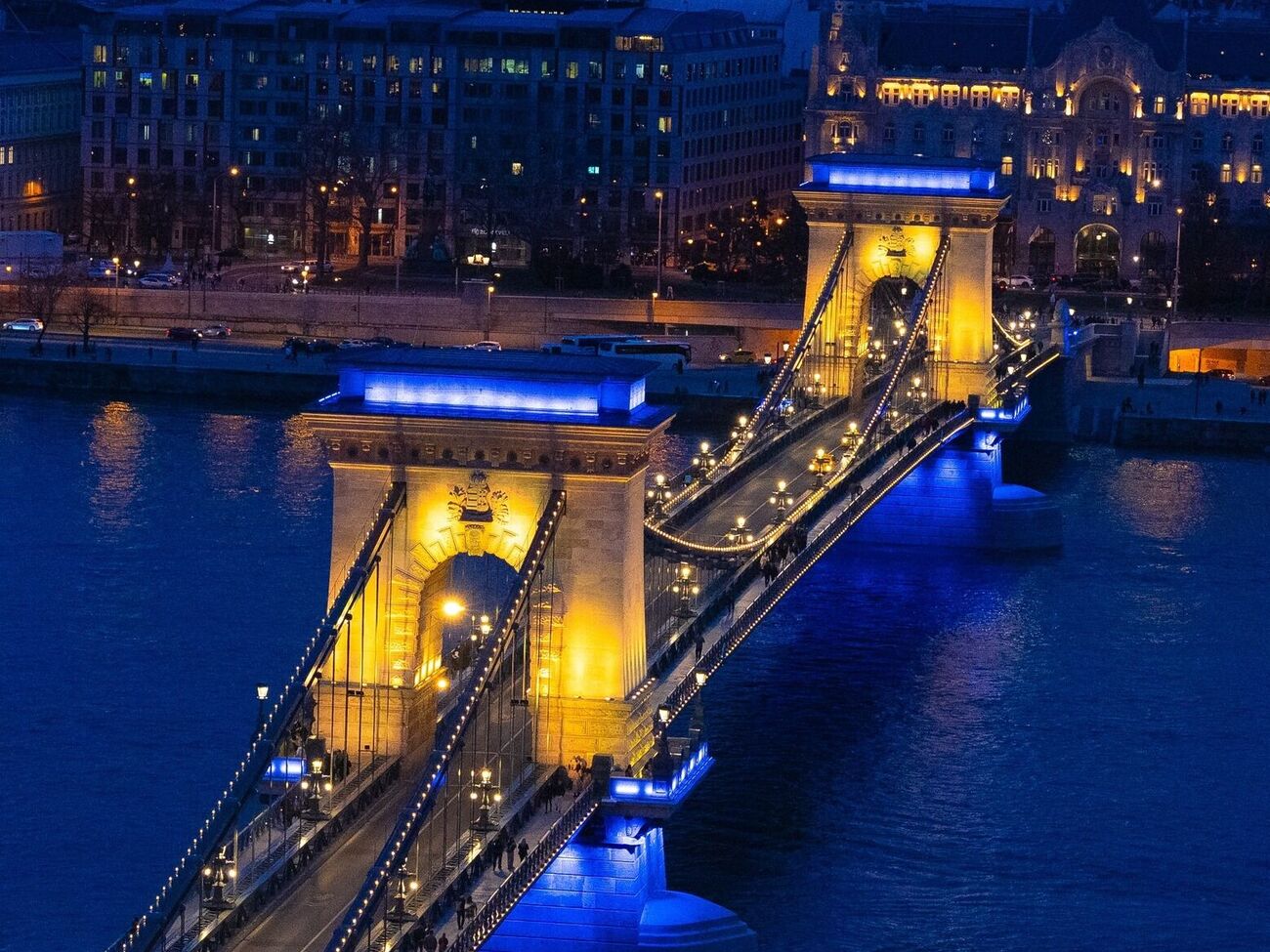 В 34-ю годовщину независимости Украины Цепной мост в Будапеште засиял цветами украинского флага
