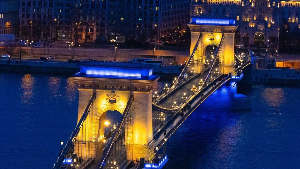 В 34-ю годовщину независимости Украины Цепной мост в Будапеште засиял цветами украинского флага