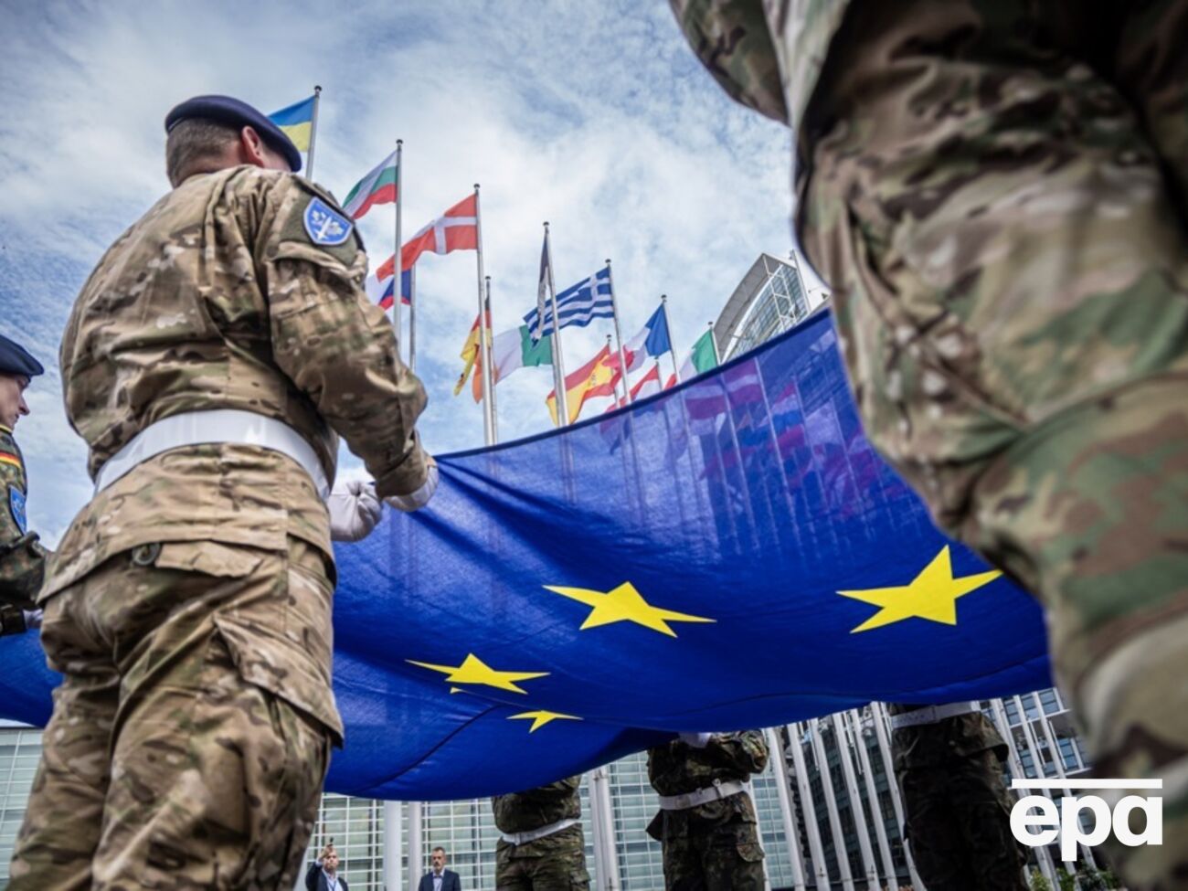 Европейские граждане в большинстве своем скептически относятся к решению правительств о поддержке Украины миротворцами, пишет СМИ