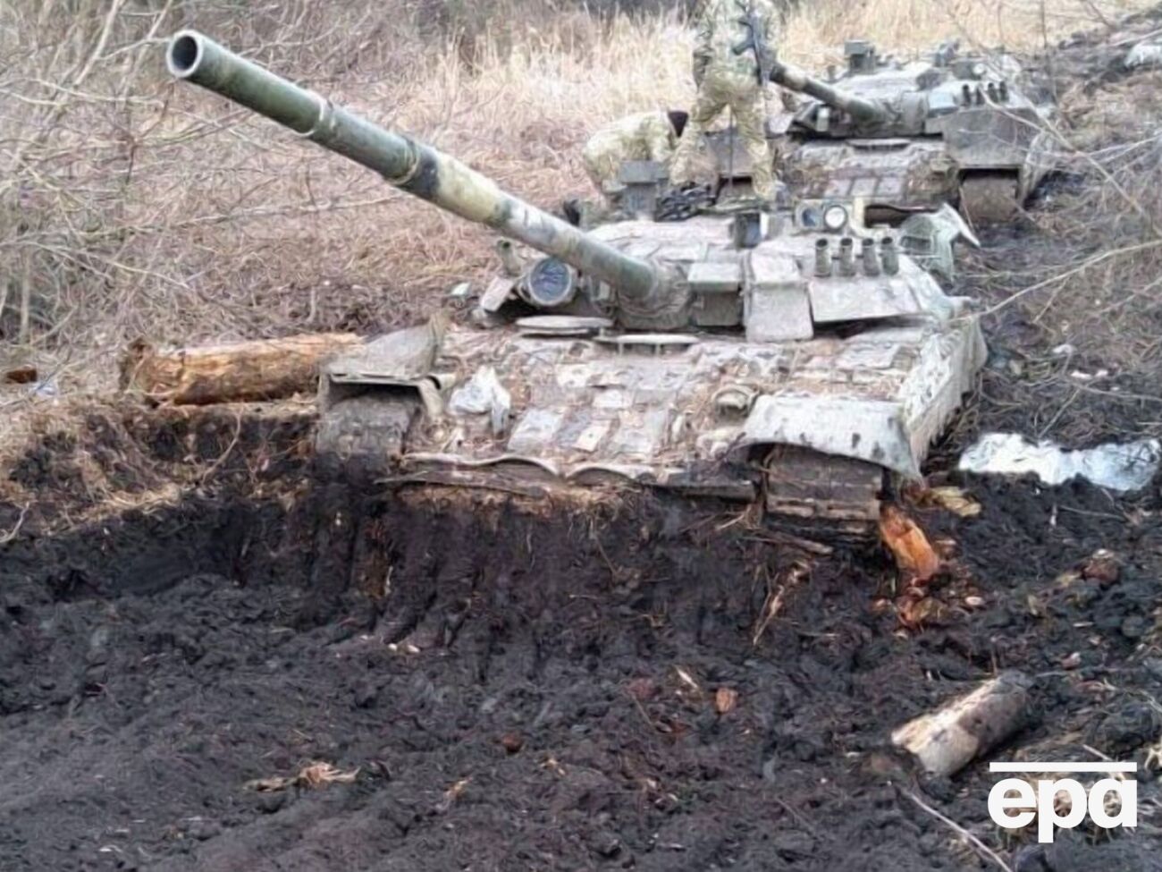 Фото "московских танков, погрязших в грязи, облетели весь мир", говорится в статье