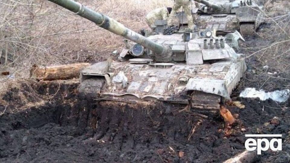 Фото "московских танков, погрязших в грязи, облетели весь мир", говорится в статье