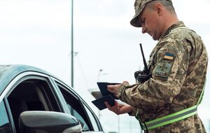 Обмеження залишаються для топчиновників