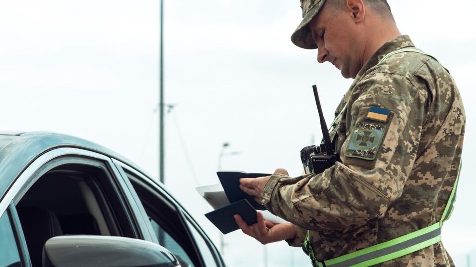 Обмеження залишаються для топчиновників