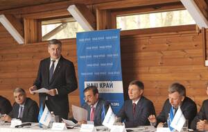 Участники съезда партии "Наш край" заявили, что во время войны считают недопустимым участвовать в политических распрях, разъединяющих страну