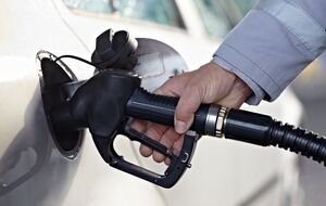 Нынешним летом в РФ оптовые цены на бензин находятся на рекордных уровнях, отметили СМИ