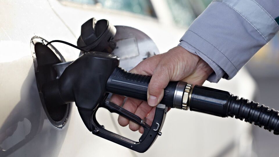 Нынешним летом в РФ оптовые цены на бензин находятся на рекордных уровнях, отметили СМИ