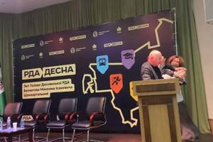 Бахматов настиг Старостенко и силой вытолкал ее с трибуны